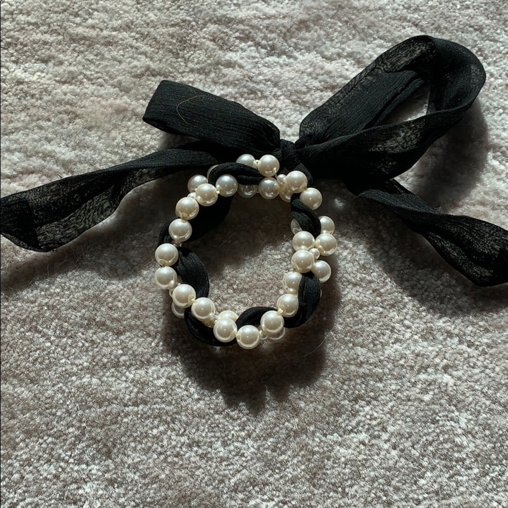 Black and pearl bracelet